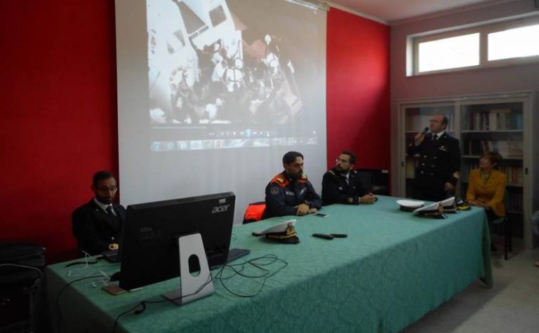 La Guardia Costiera a scuola con gli studenti di Nicotera