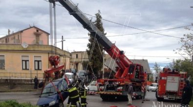 Auto fuori strada a Triparni, conducente in ospedale