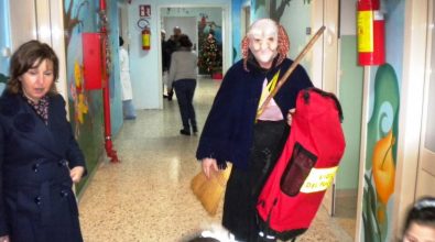 I Vigili del fuoco portano la Befana in Pediatria