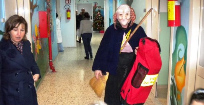 I Vigili del fuoco portano la Befana in Pediatria