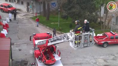 La Befana dei Vigili del fuoco in visita ai piccoli pazienti dell’ospedale di Vibo Valentia (FOTO)