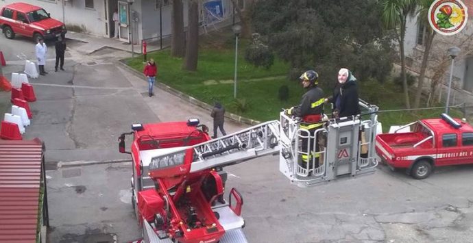 La Befana dei Vigili del fuoco in visita ai piccoli pazienti dell’ospedale di Vibo Valentia (FOTO)