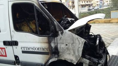 In fiamme nella notte furgone della ditta De Angelis a Vibo, indagano i carabinieri