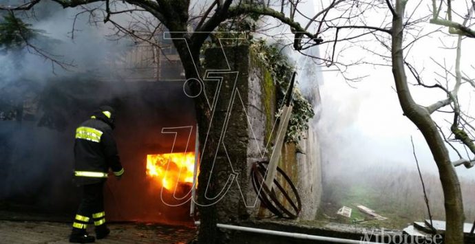 Incendio a Fabrizia, completamente distrutto un deposito di calzature (FOTO)