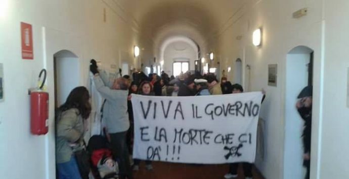 Acqua sporca a Nicotera, il “Movimento 14 luglio” occupa il Comune