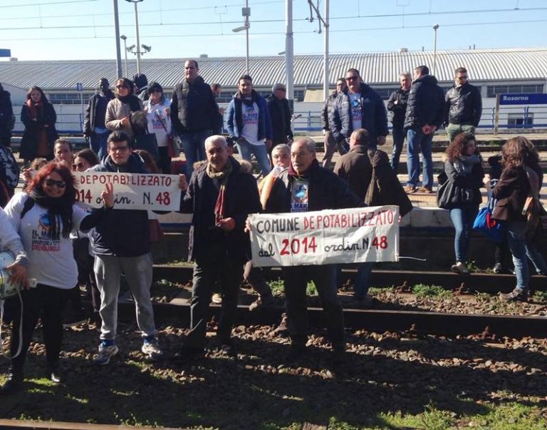 Acqua e mare sporchi a Nicotera, rientra la protesta alla stazione di Rosarno. La Regione risponde al movimento