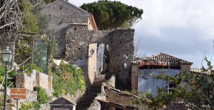 La Porta del Conte d’Apice versa nel degrado, l’appello di ViboInsieme al Comune