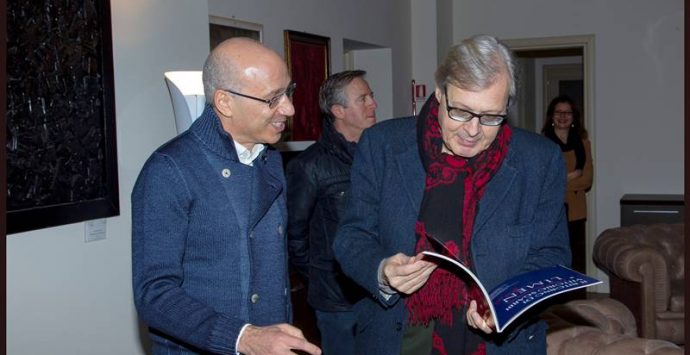 Vittorio Sgarbi in visita al Museo Limen: «Qui come alla Triennale di Milano»