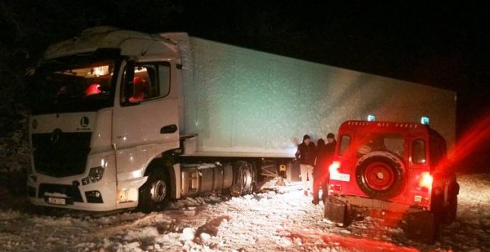 Tir bloccato per tre giorni tra Cassari e Grotteria, camionisti allo stremo soccorsi dai Vigili del fuoco