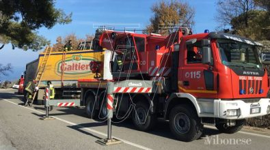 Tir fuori strada alle porte di Vibo Valentia, disagi sulla Statale 18 (FOTO)