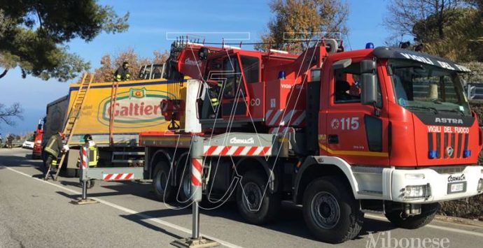 Tir fuori strada alle porte di Vibo Valentia, disagi sulla Statale 18 (FOTO)