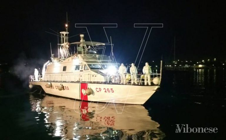 Migranti, in 450 soccorsi al largo di Tripoli dalla motovedetta partita da Vibo Marina (FOTO)