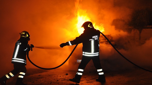 Furgone e auto in fiamme a Bivona e Sant’Onofrio, indagini in corso