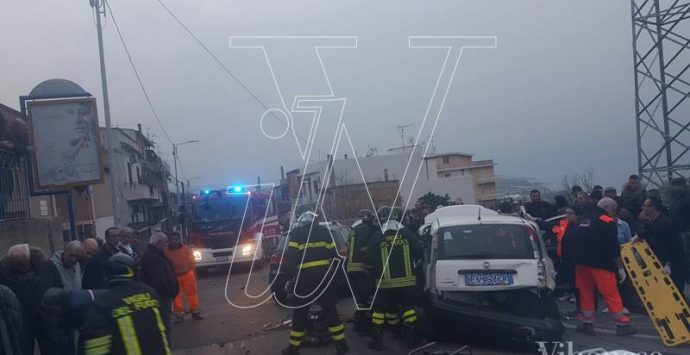 Incidente stradale a Longobardi, feriti gravi (FOTO)