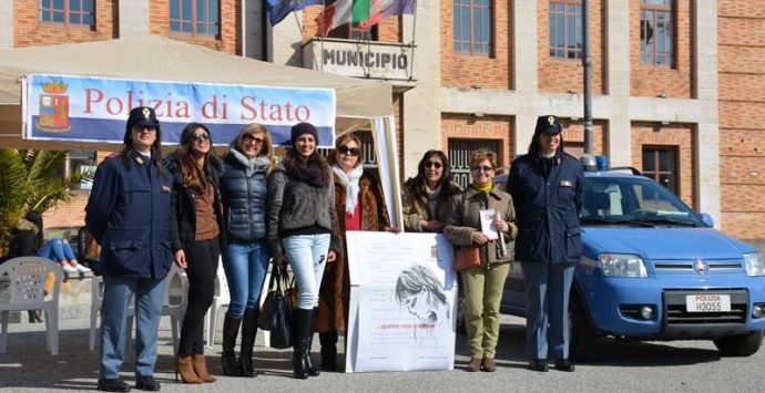 “Questo non è amore”, la campagna anti-violenza della Polizia ha fatto tappa a Vibo (VIDEO)