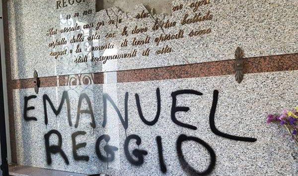 Raid vandalico al cimitero di Nicotera, profanata la cappella dell’ex sindaco Reggio