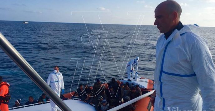 Trentasei migranti salvati dalla motovedetta Cp 265 nel Canale di Sicilia (FOTO/VIDEO)