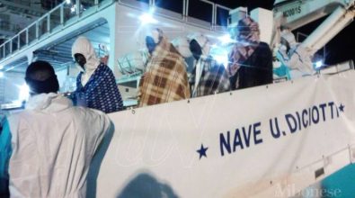 La nave “Diciotti” attracca a Vibo Marina, iniziato lo sbarco di oltre 600 migranti (FOTO)