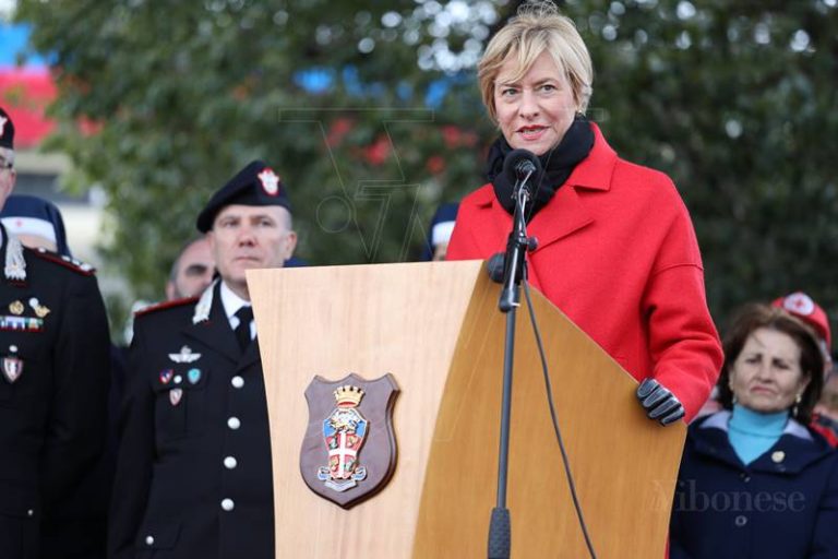 Nuovo Battaglione “Calabria” a Vibo, Pinotti: «Giornata di festa della legalità» (VIDEO)