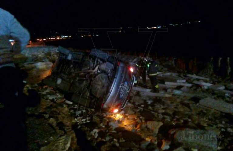 Tragedia sfiorata a Vibo Marina, auto si ribalta nella strada franata: contuso il conducente (FOTO)