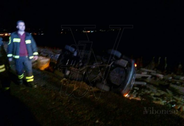 Auto si ribalta sulla spiaggia del Pennello a Vibo Marina, la testimonianza del conducente (VIDEO)