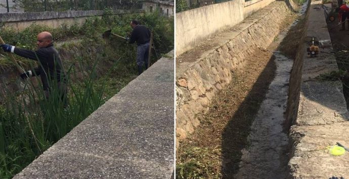 A Bivona manutenzione “fai da te”: il letto del torrente ripulito dal parroco