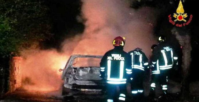 Notte di fuoco nel Vibonese: due auto distrutte dalle fiamme