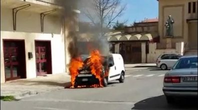 Furgone prende fuoco in centro a Vibo Valentia, ingenti i danni (VIDEO)