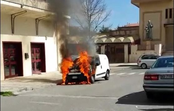 Furgone prende fuoco in centro a Vibo Valentia, ingenti i danni (VIDEO)