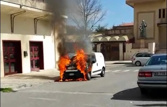 Furgone prende fuoco in centro a Vibo Valentia, ingenti i danni (VIDEO)