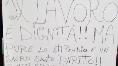 Briatico, protestano gli addetti alla raccolta rifiuti: occupata la sala consiliare del Comune