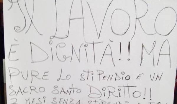 Briatico, protestano gli addetti alla raccolta rifiuti: occupata la sala consiliare del Comune