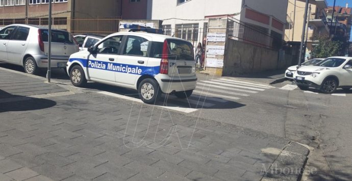 Vibo, se anche la Municipale parcheggia sulle strisce…