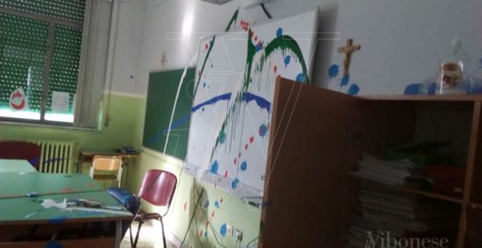 Vandali in azione nella scuola “De Maria” di Vibo Marina: aule devastate