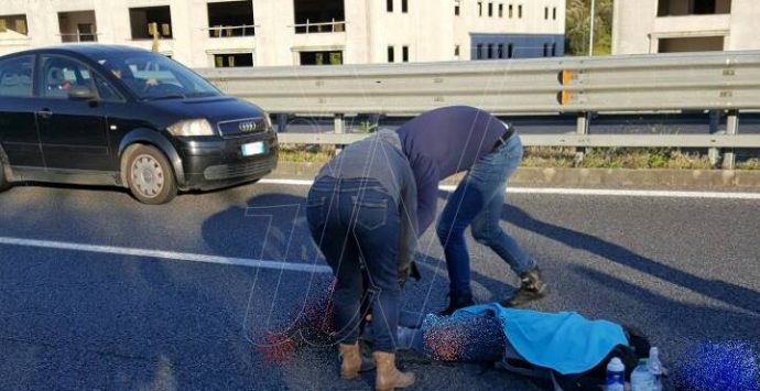 Cade dalla moto in corsa lungo l’autostrada, ventenne trasportata in ospedale a Vibo