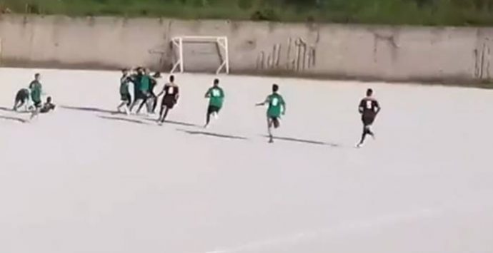 Rissa in campo a Parghelia, tre calciatori in ospedale (VIDEO)