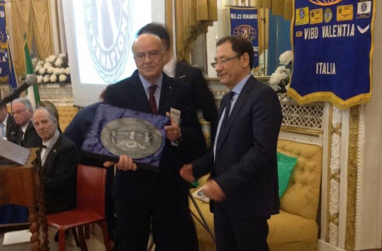 Professionalità e impegno, il Kiwanis premia il dottor Enzo Natale