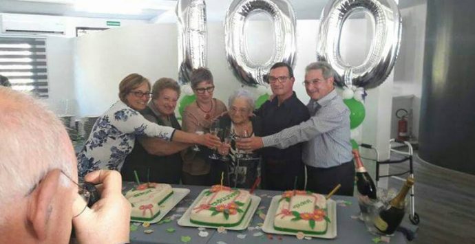 Anna Cotugno compie 100 anni, festa grande per la nonnina vibonese