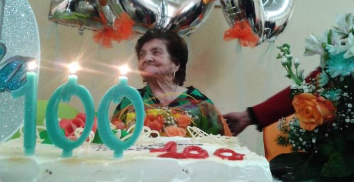 Auguri a nonna Rosaria, cento anni dedicati alla famiglia (VIDEO)