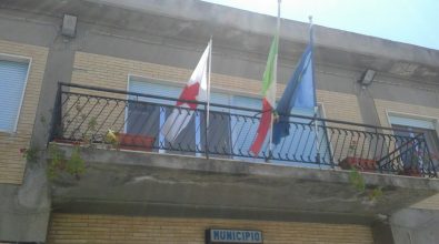 La bandiera della Croce Rossa nella sede del municipio di Briatico