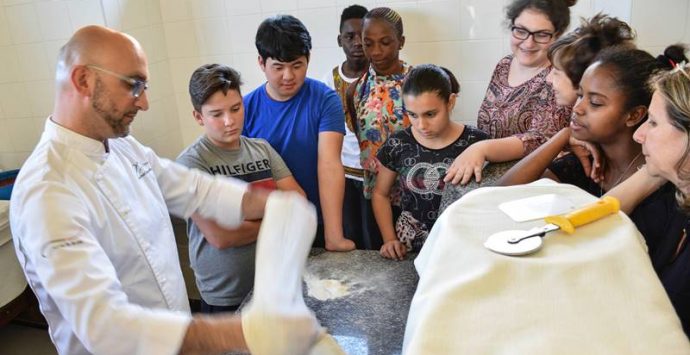 “Impastiamo con il cuore”, successo per la lezione di pizza napoletana con lo chef Esposito