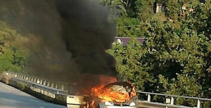 Auto in fiamme lungo la Statale, attimi di paura a Vibo Marina