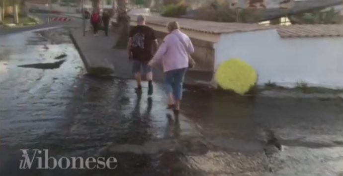 VIDEO | Si rompe una conduttura, il lungomare di Tropea invaso dai liquami