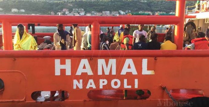 Ennesimo sbarco a Vibo Marina: 250 i migranti giunti nel porto vibonese