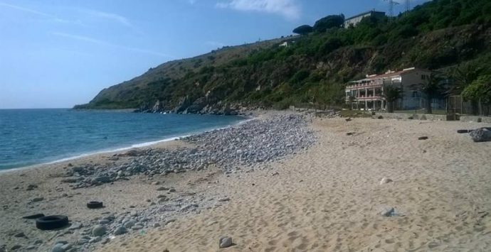 Nicotera Marina, rinvenuto un cadavere sulla spiaggia. Ancora nessuna certezza sulla sua identità