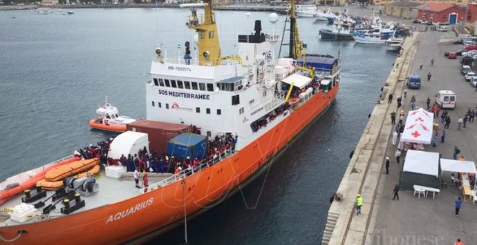 Migranti, la nave Aquarius in porto a Vibo Marina con 560 persone (FOTO/VIDEO)