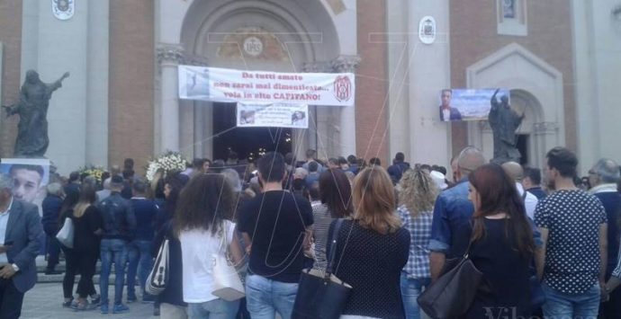 Sedicenne ucciso a Mileto, più di tremila persone ai funerali di Francesco Prestia (FOTO/VIDEO)