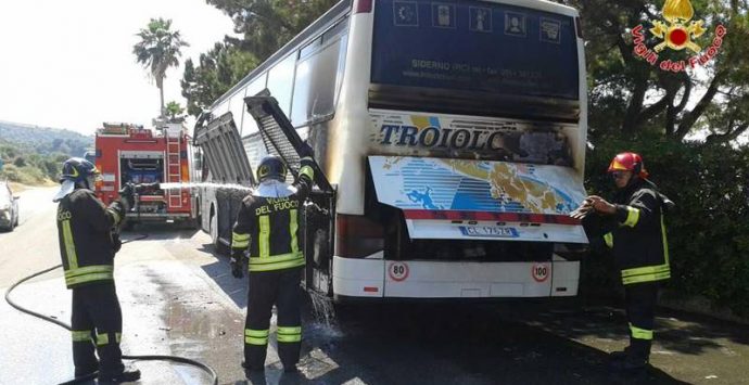 Bus di turisti cechi in fiamme nel Vibonese, provvidenziale l’intervento dei Vigili del fuoco (FOTO)