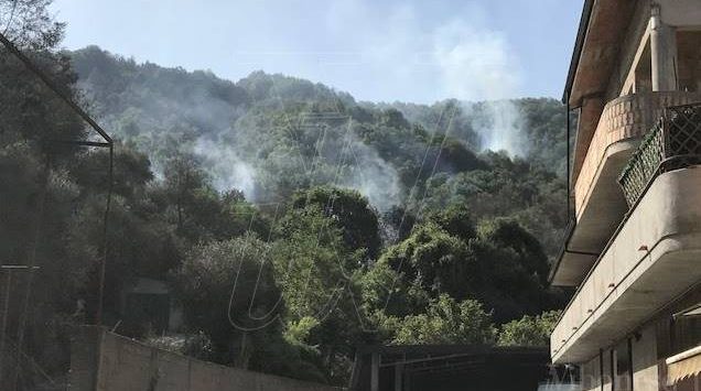 Incendi, scene da “Day after” a Dasà: piromani dietro il rogo che ha insidiato le case (VIDEO)