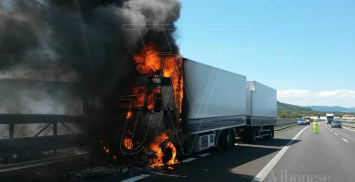 Paura sull’autostrada, Tir in fiamme tra Pizzo e Lamezia (FOTO)